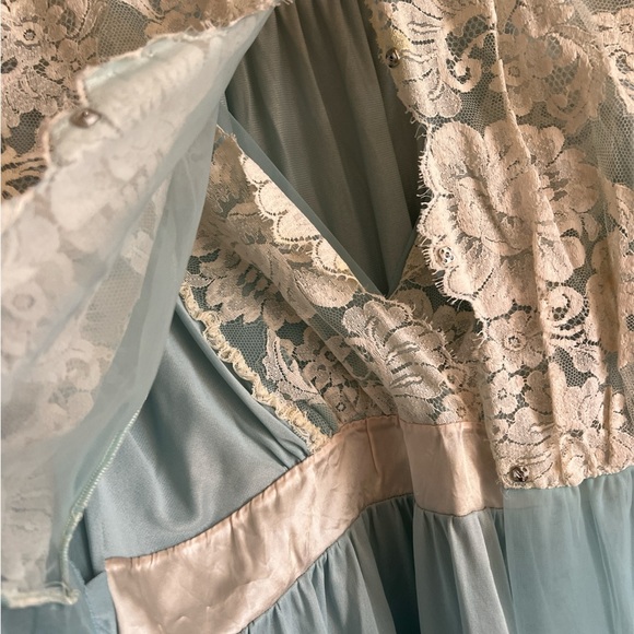 Blue and Cream Lace Robe - Picture 3 of 4